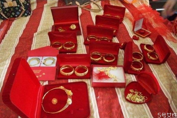 结婚三金的价值与价格:一场浪漫的经济对话
